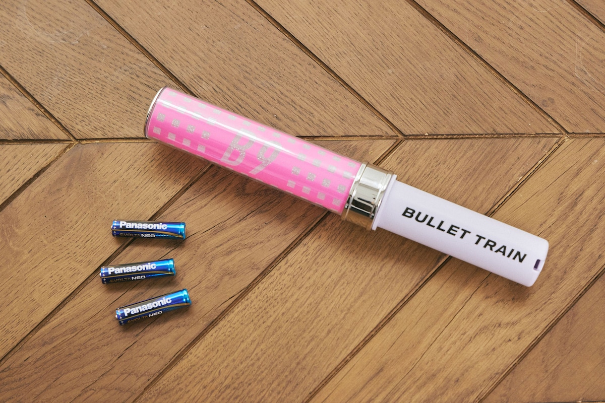 超特急のペンライトと「エボルタNEO」。