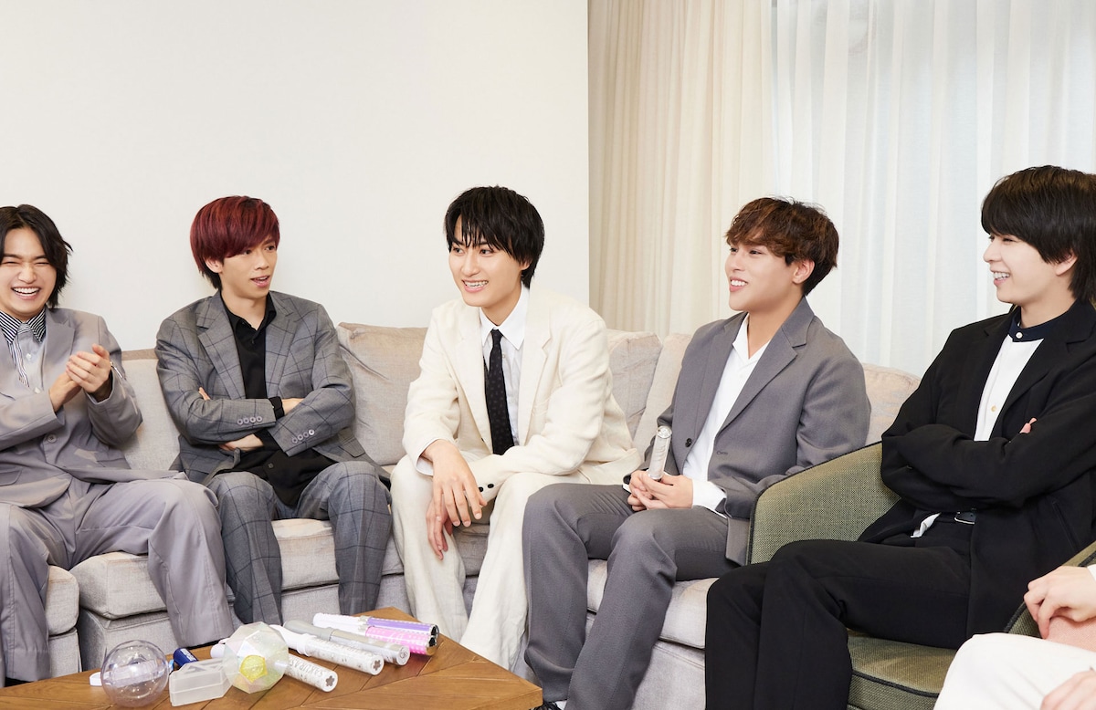 インタビューの様子。