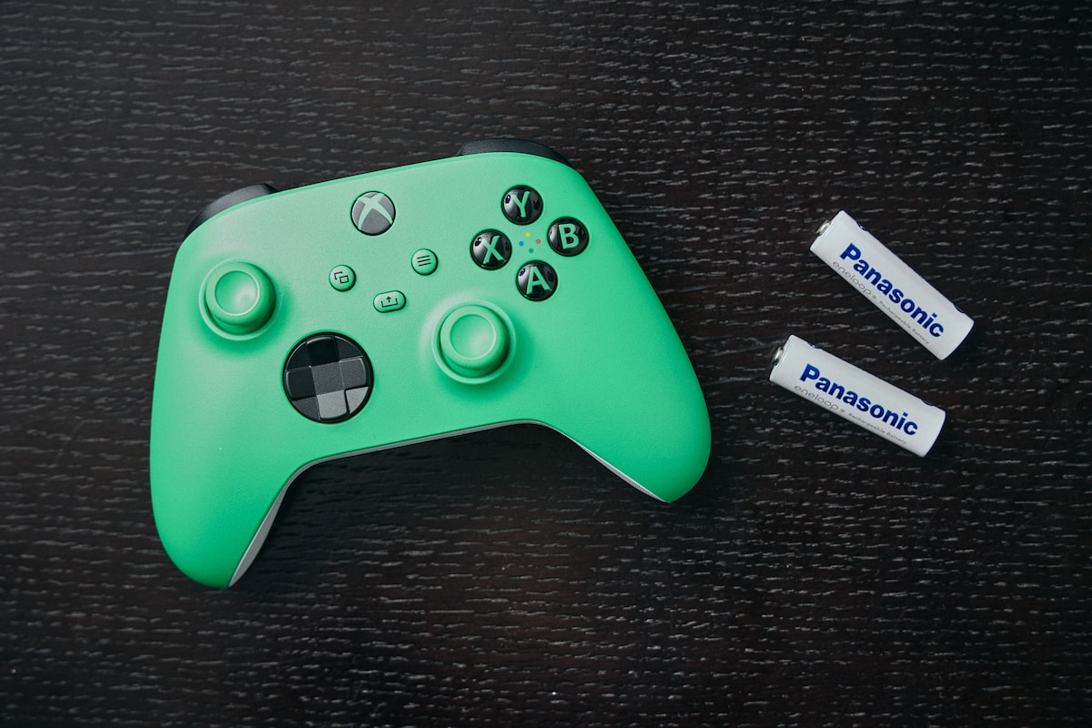 Xbox ワイヤレス コントローラーと「eneloop（エネループ）」。