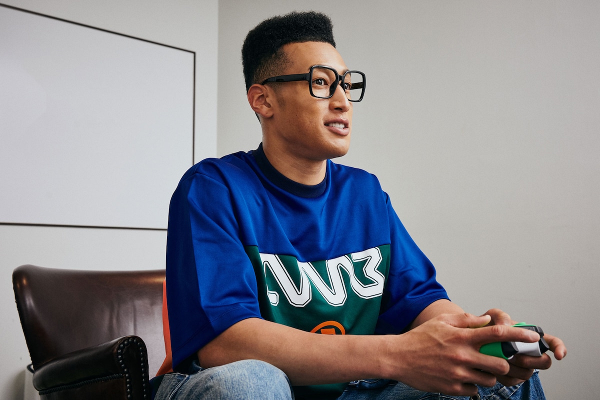 Xboxを試遊する関口メンディー。