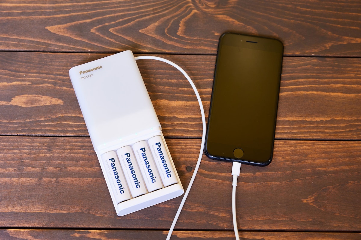 USB入出力付急速充電器。モバイルバッテリーとして使用可能。