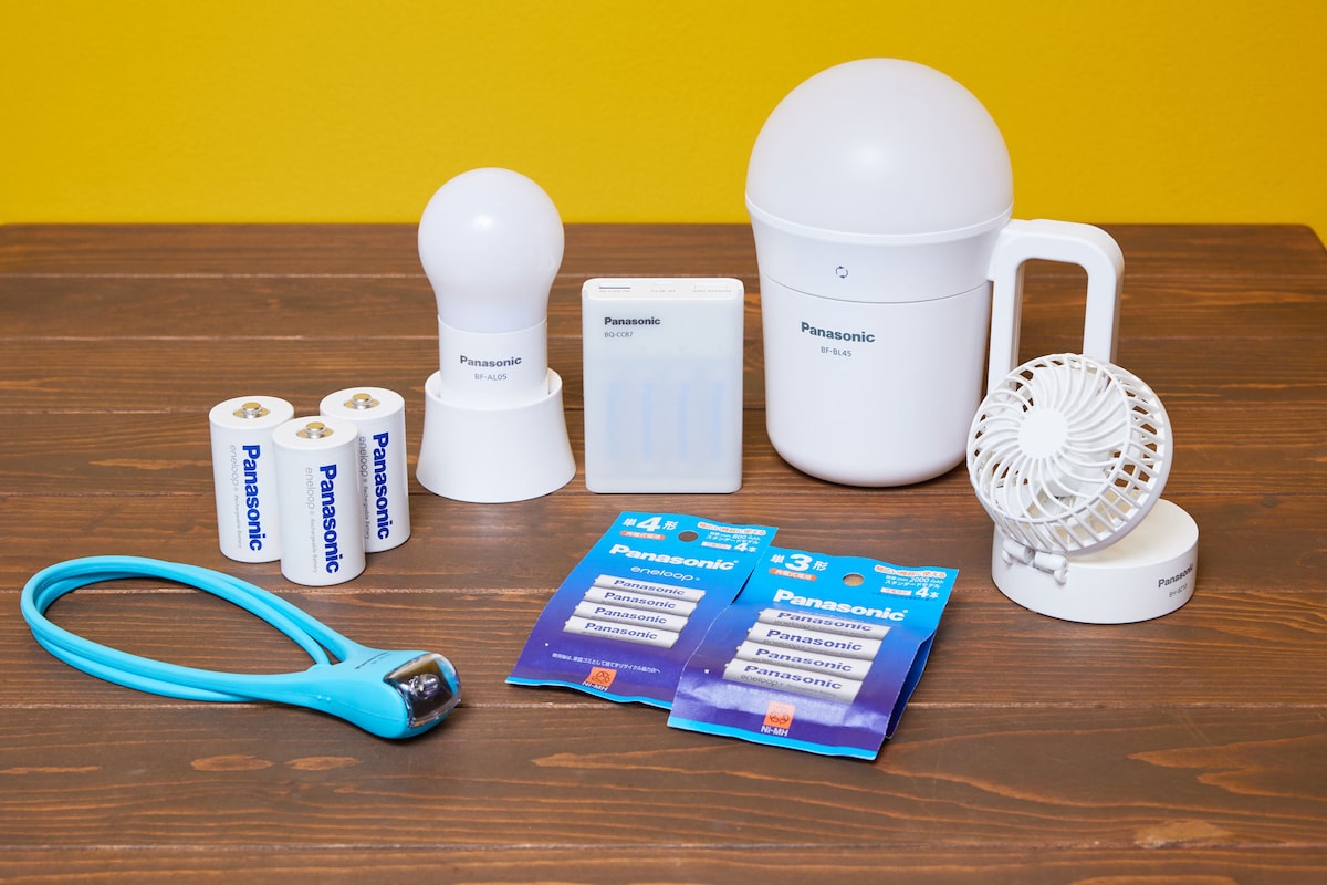 左から、LEDネックライト®、エネループ 単1形、球ランタン、USB入出力付急速充電器、多機能でかランタン、パーソナルファン。手前はエネループ 単4形、単3形。