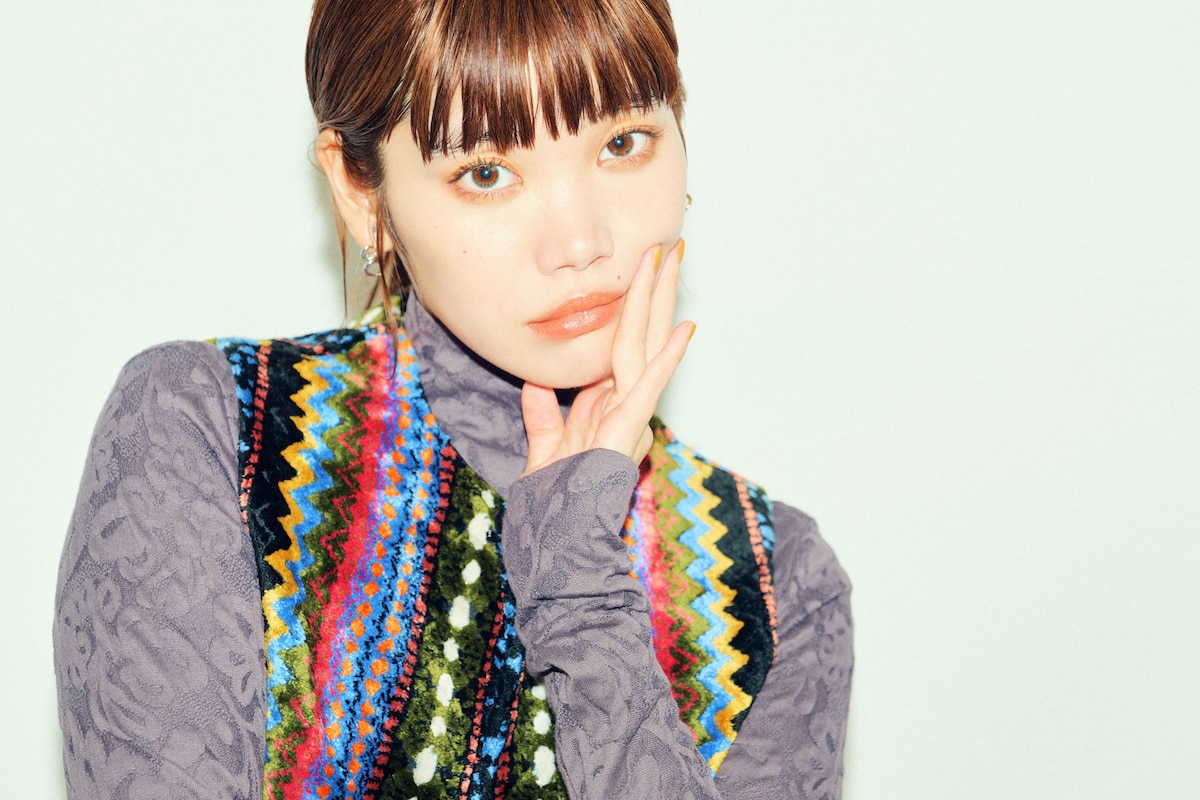 デジタル一眼カメラ「LUMIX DC-S5M2」と、「エネループ プロ」をセットしたストロボ「Neewer TT560」を使って撮影したセントチヒロ・チッチの写真。