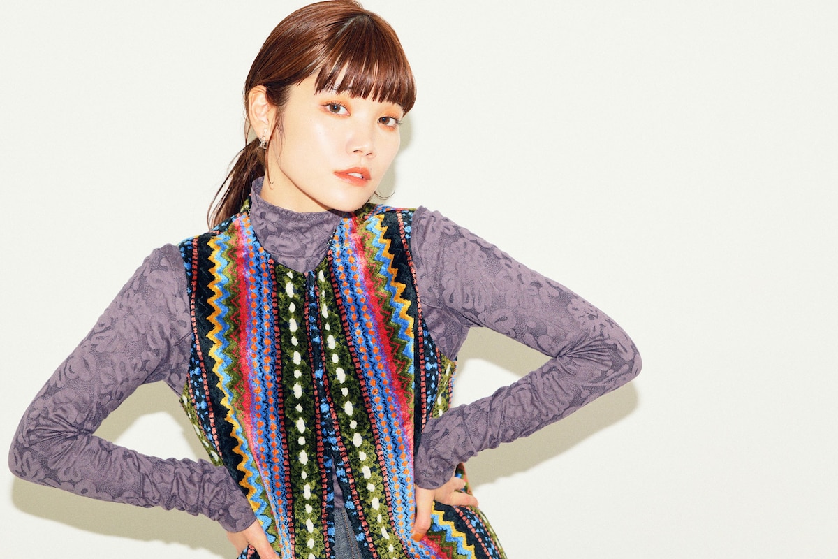 デジタル一眼カメラ「LUMIX DC-S5M2」と、「エネループ プロ」をセットしたストロボ「Neewer TT560」を使って撮影したセントチヒロ・チッチの写真。