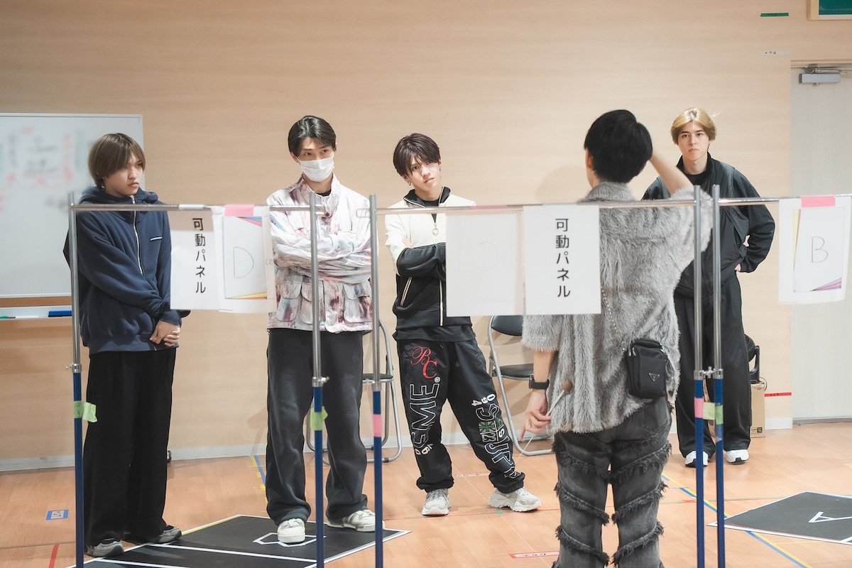 左からキュアブレイク / 黒瀬舞人役の小辻庵、キュアロック / 夏目颯斗役の滝澤諒、キュアトップ / 星河楽役の田村升吾、脚本・演出を手がけるほさかよう、キュアソウル / 月宮爽々奈役の森田桐矢。