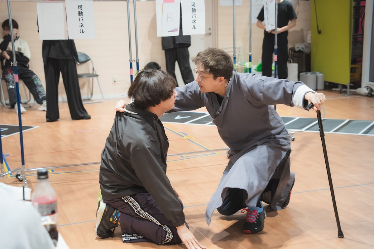 左からパドドゥ役の和合真一、室井一帆役の伊藤裕一。