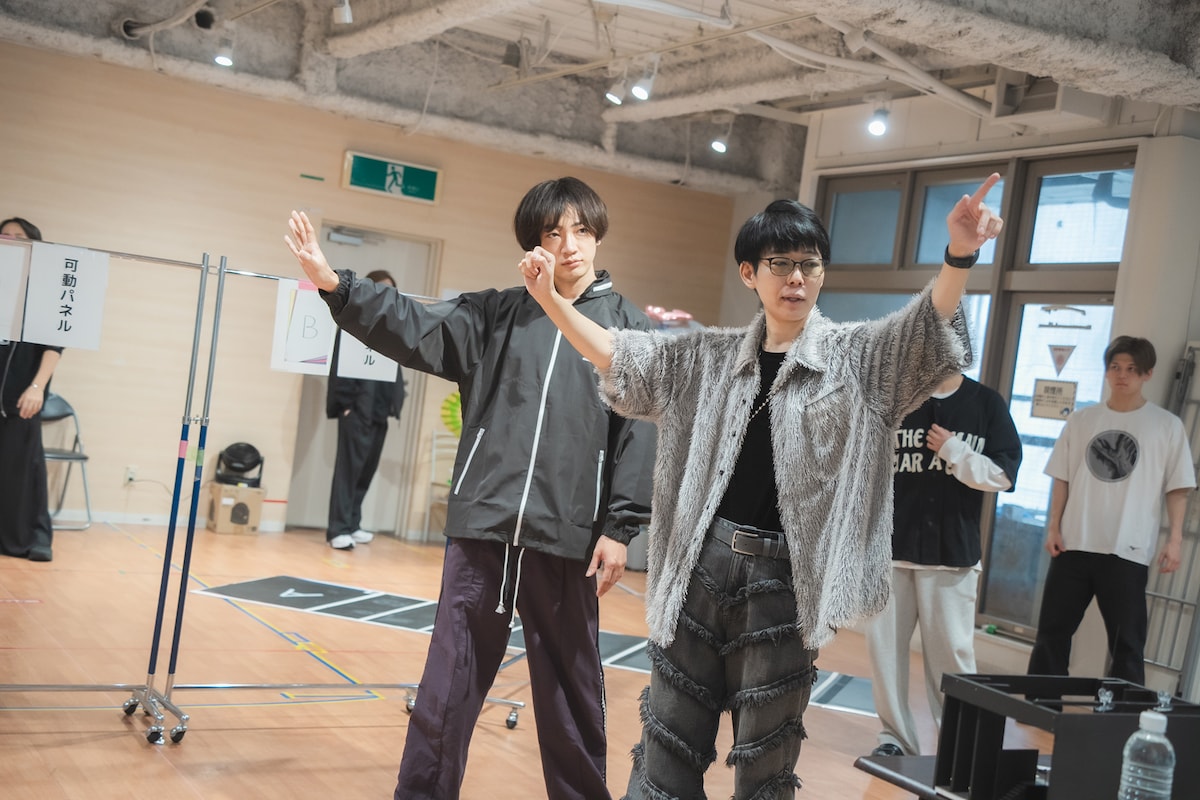 左からパドドゥ役の和合真一、脚本・演出を手がけるほさかよう。