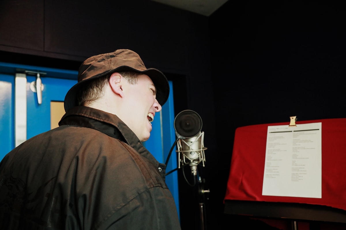 マイケル・クリストファー・コージ・フォックス（Vo）