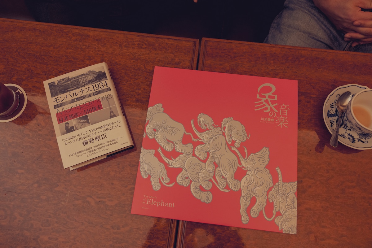 キャンティの歴史をつづったヒストリカルフィクション「モンパルナス1934」と、アナログレコード「象の音楽 世界に衝撃を与えた川添象郎プロデュース作品集」。
