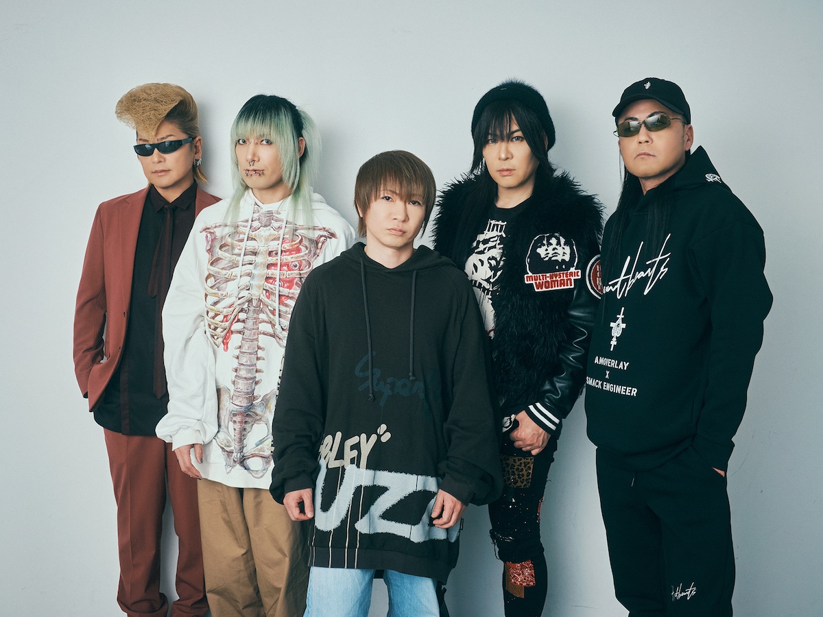 左から綾小路 翔（氣志團）、seek（Psycho le Cému）、DAISHI（Psycho le Cému）、千聖（PENICILLIN）、晁直（lynch.）。