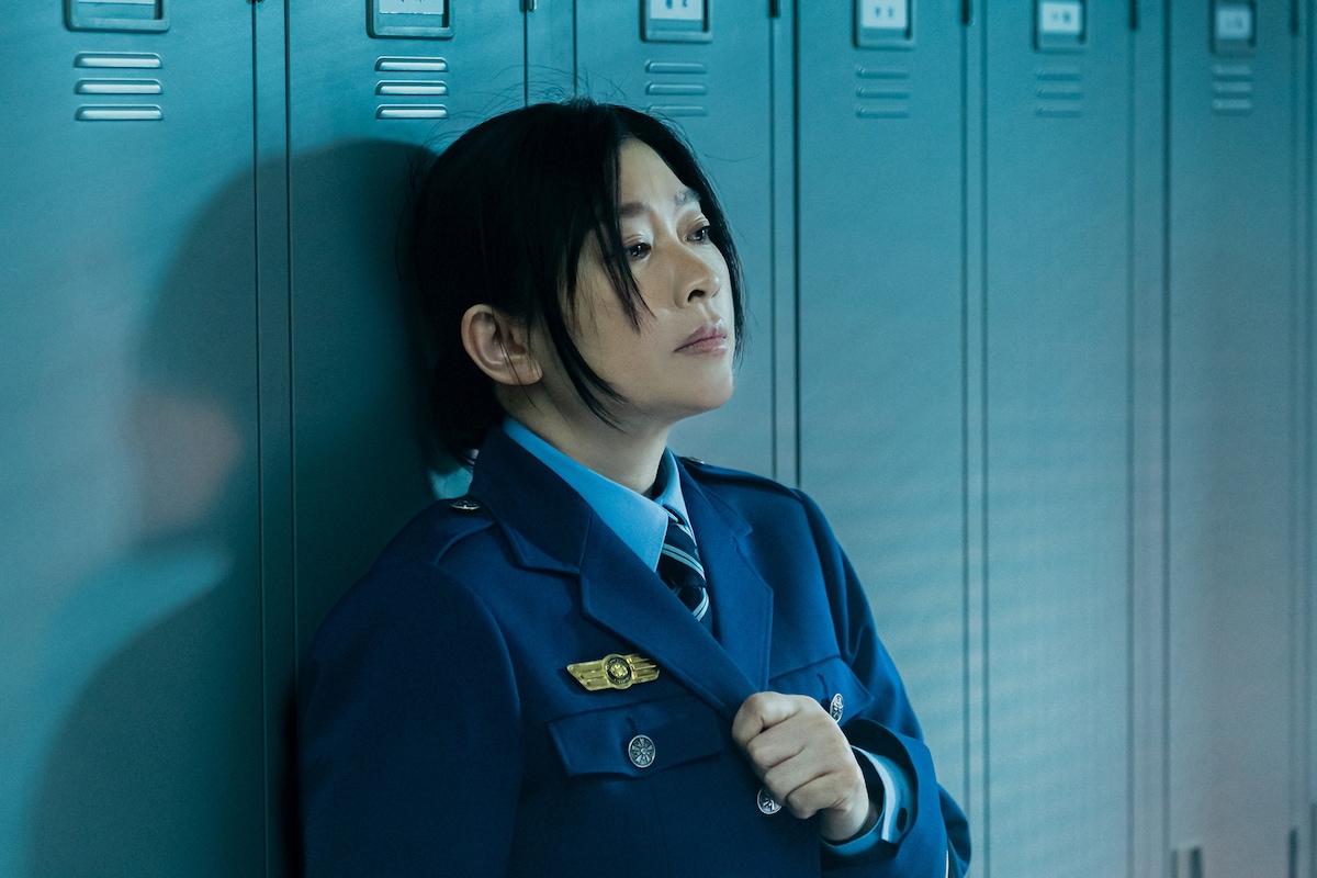 ドラマ「パンチドランク・ウーマン -脱獄まであと××日-」より、篠原涼子演じるベテラン刑務官・冬木こずえ