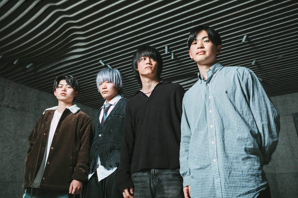 PURPLE BUBBLE。左からリューセー（B, Cho）、嵐丸（Dr）、せき（G）、K-taring（Vo, G）。