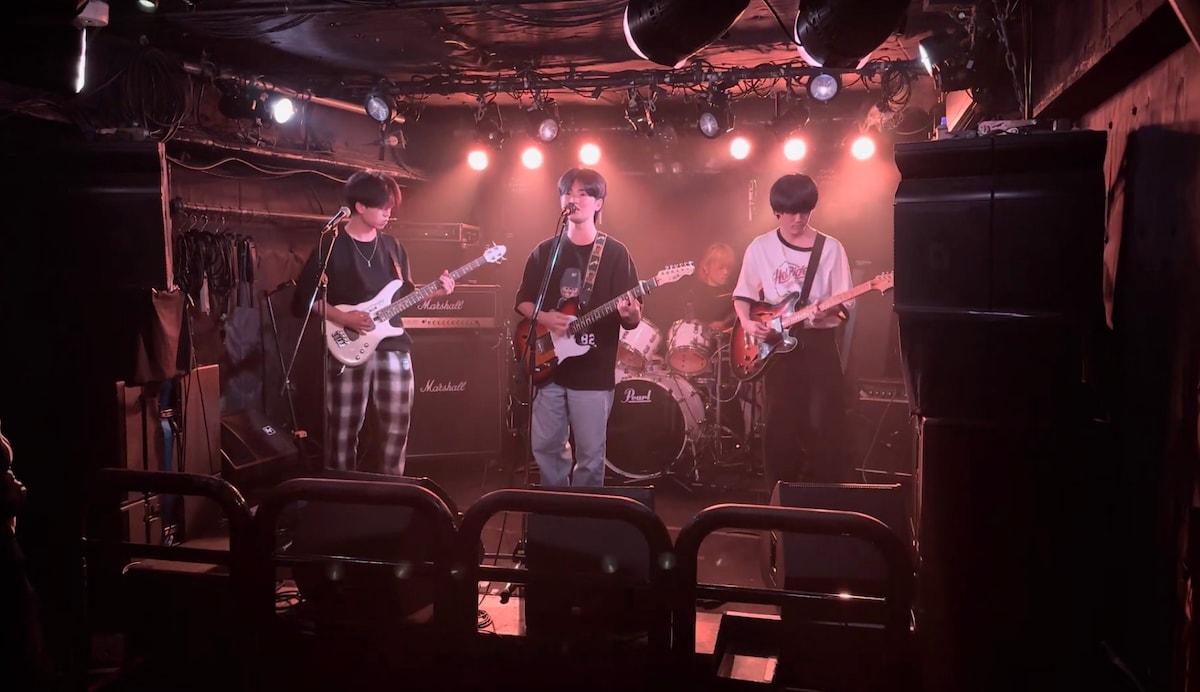 PURPLE BUBBLE初ライブの様子。