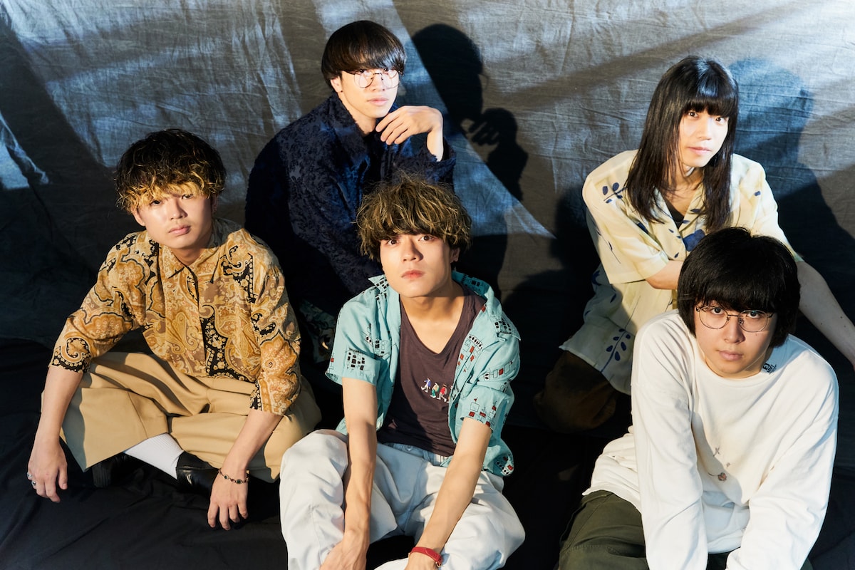 上段左から佐伯隼也（B）、山本薫（G）、下段左から秦愛翔（Dr）、宮崎一晴（Vo, G）、崎山蒼志。