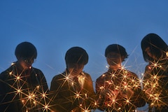 ファンタジーを創るバンド、クジラ夜の街インタビュー｜メジャーデビュー直前のメンバー4人を深掘り、すき家CMソングになった“プレデビュー曲”を語る