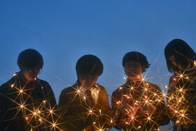 ファンタジーを創るバンド、クジラ夜の街インタビュー｜メジャーデビュー直前のメンバー4人を深掘り、すき家CMソングになった“プレデビュー曲”を語る