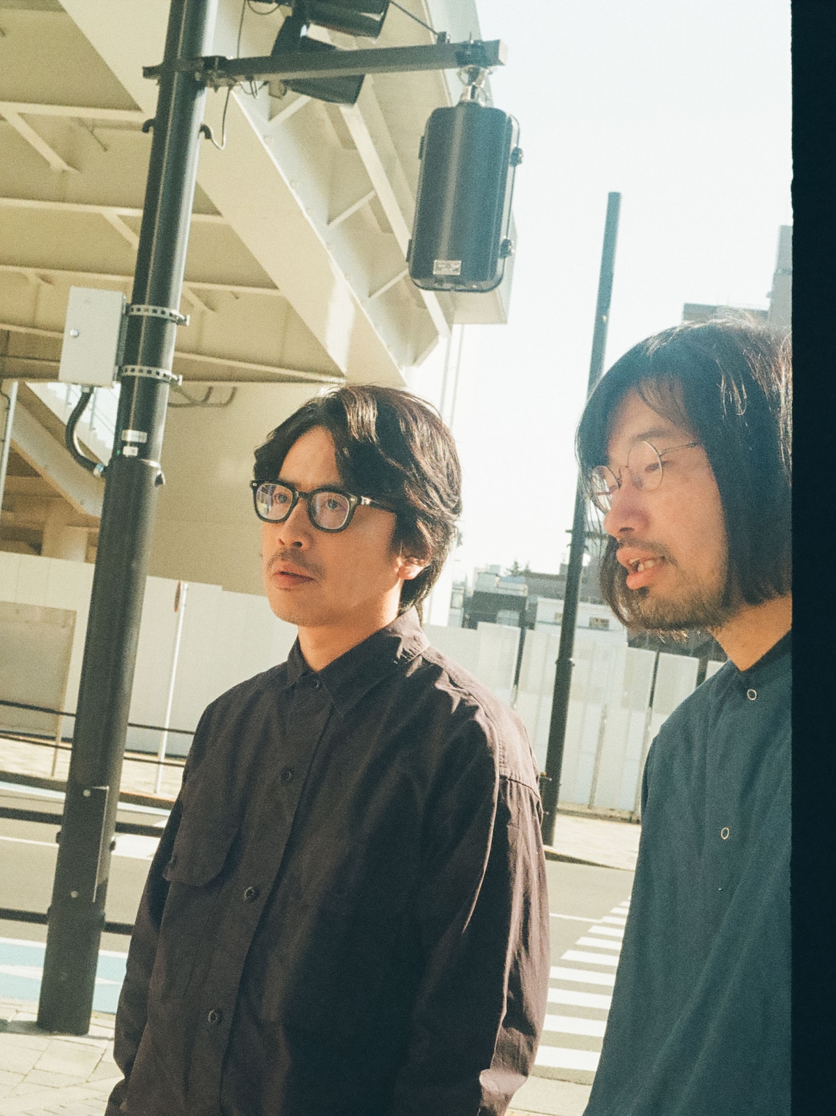 左から岸田繁、今泉力哉。