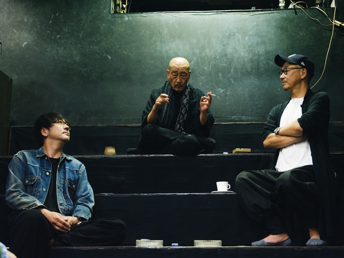 左から大森南朋、麿赤兒、大森立嗣。