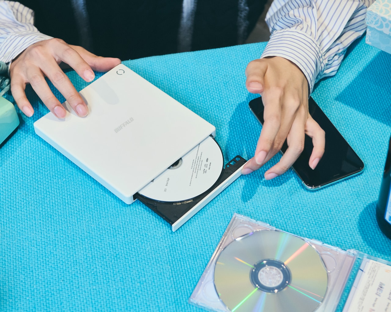 推し活に励む西山宏太朗がスマホ用CDレコーダー「ラクレコ」を体験