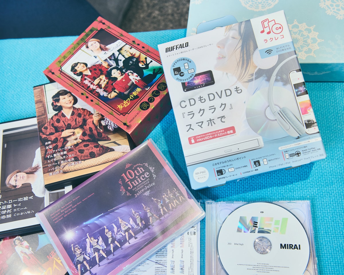 「ラクレコ」RR-PW2-WHと西山宏太朗の私物のCD、DVD。