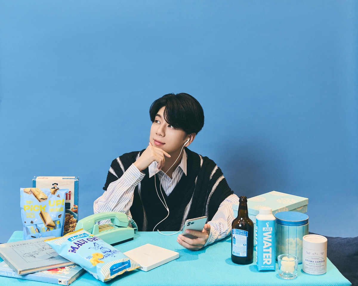 「ラクレコ」RR-PW2-WHを使用して音楽を聴く西山宏太朗。