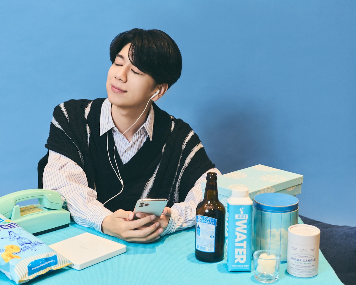 「ラクレコ」RR-PW2-WHを使用して音楽を聴く西山宏太朗。