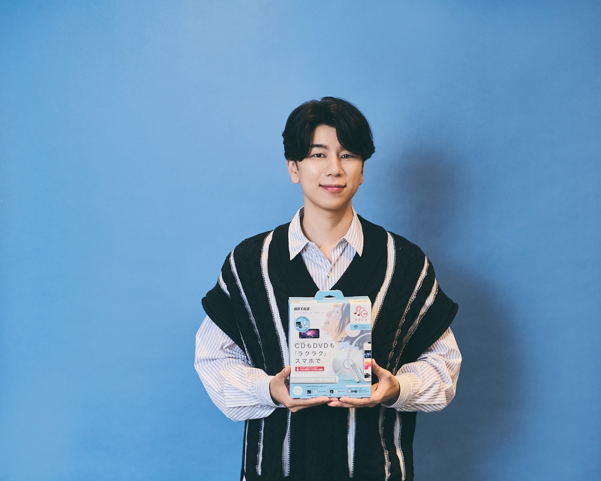 「ラクレコ」RR-PW2-WHを持った西山宏太朗。