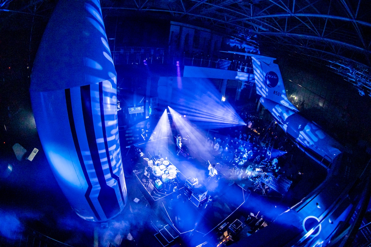 「音楽と行こう by au 5G LIVE UNISON SQUARE GARDEN」の様子。