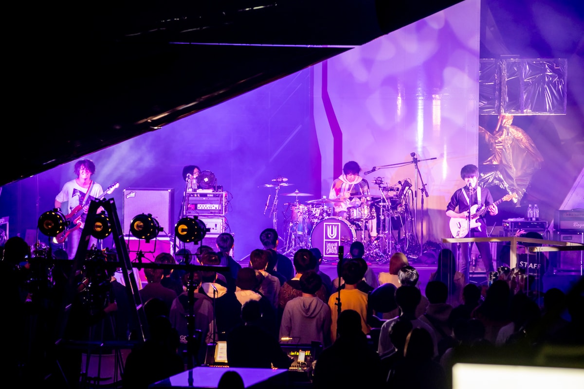 「音楽と行こう by au 5G LIVE UNISON SQUARE GARDEN」の様子。