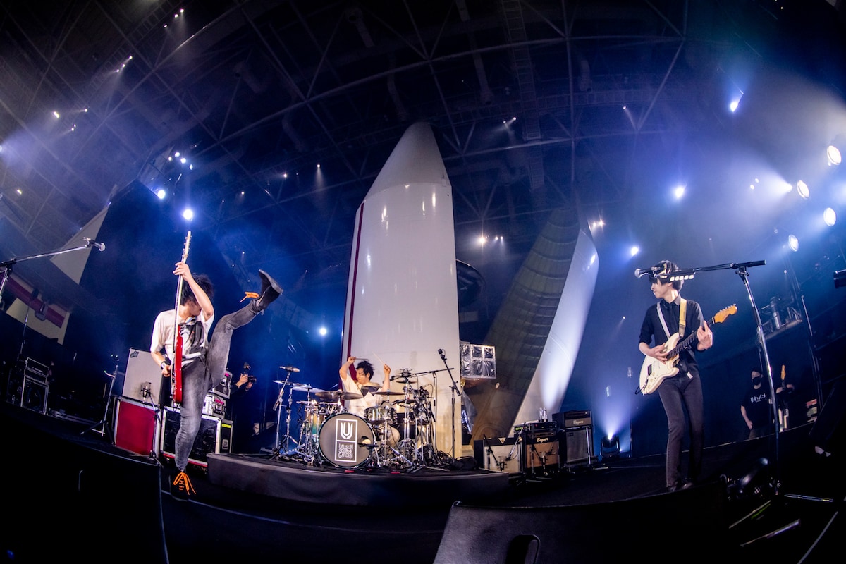 「音楽と行こう by au 5G LIVE UNISON SQUARE GARDEN」の様子。