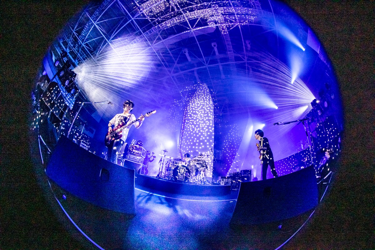 「音楽と行こう by au 5G LIVE UNISON SQUARE GARDEN」の様子。