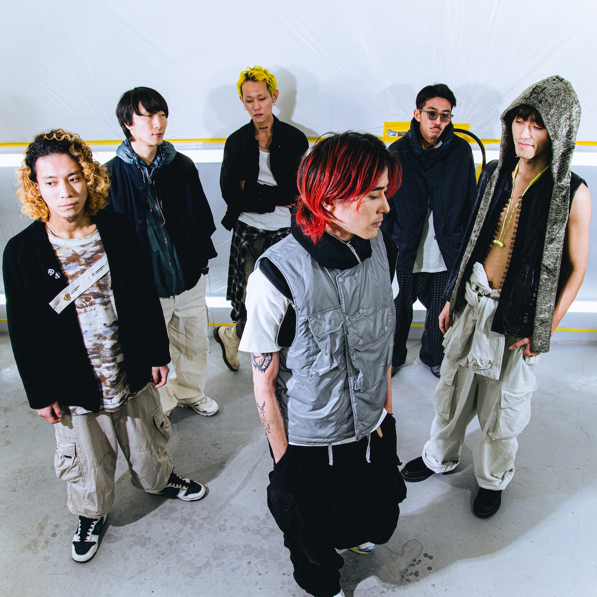 左から2番目がRyoma Matsumoto（VJ）、4番目がRyosei Yamada（Vo）、5番目がTaito Katahira（G）