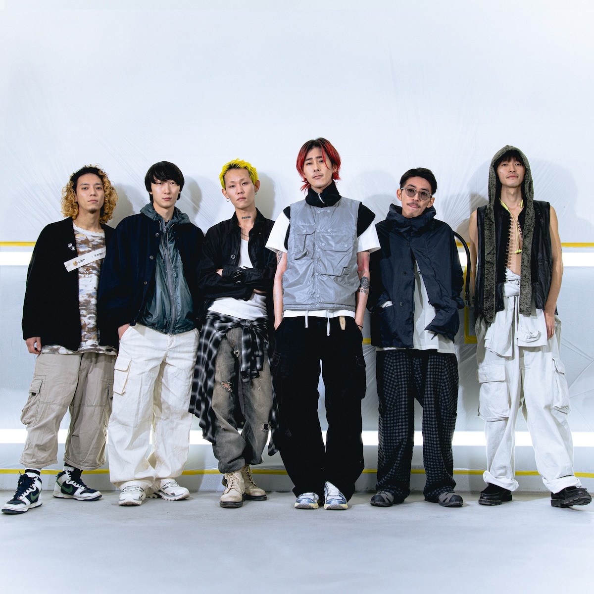 左から2番目がRyoma Matsumoto（VJ）、4番目がRyosei Yamada（Vo）、5番目がTaito Katahira（G）