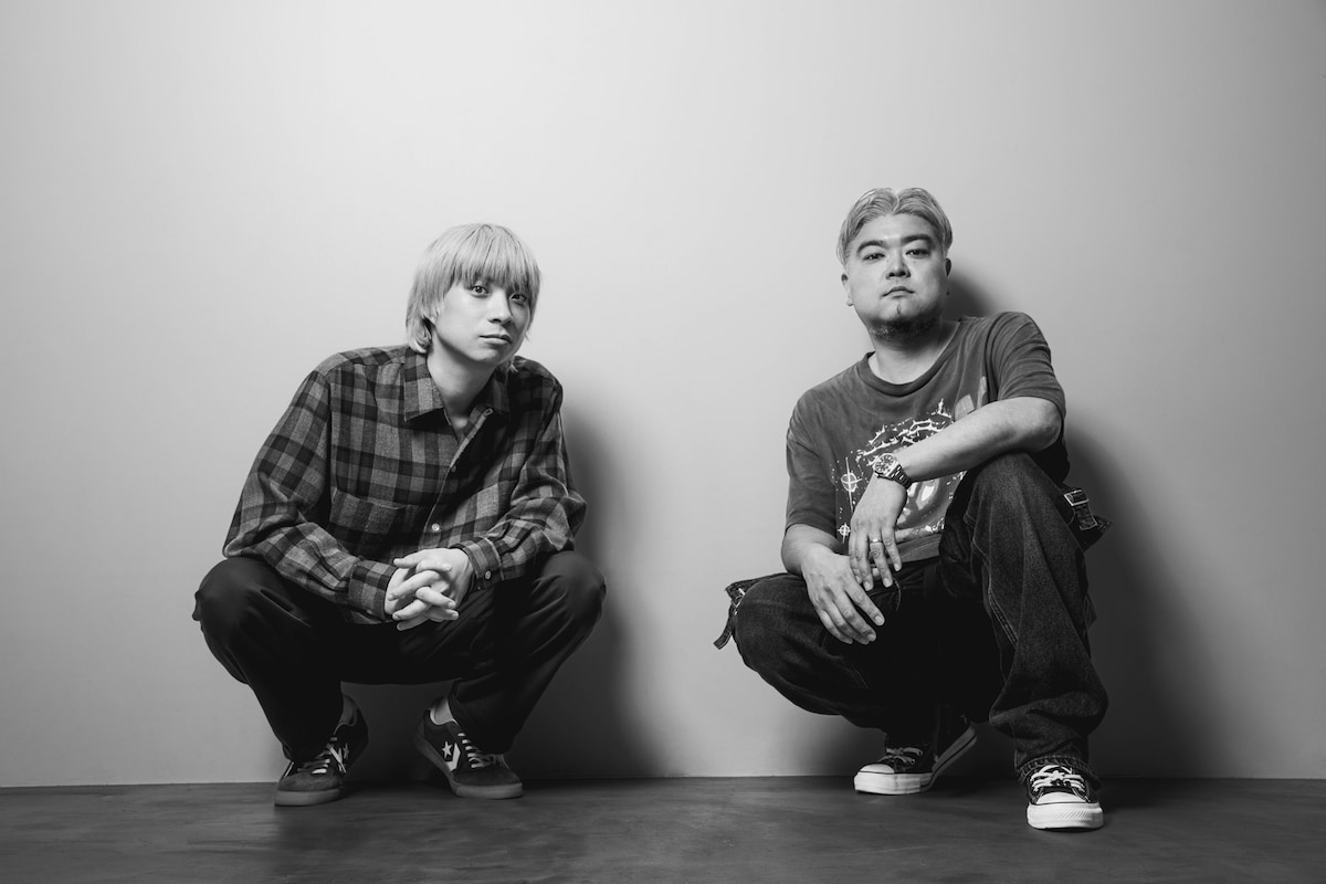 左から尾崎世界観、鈴木健太郎。