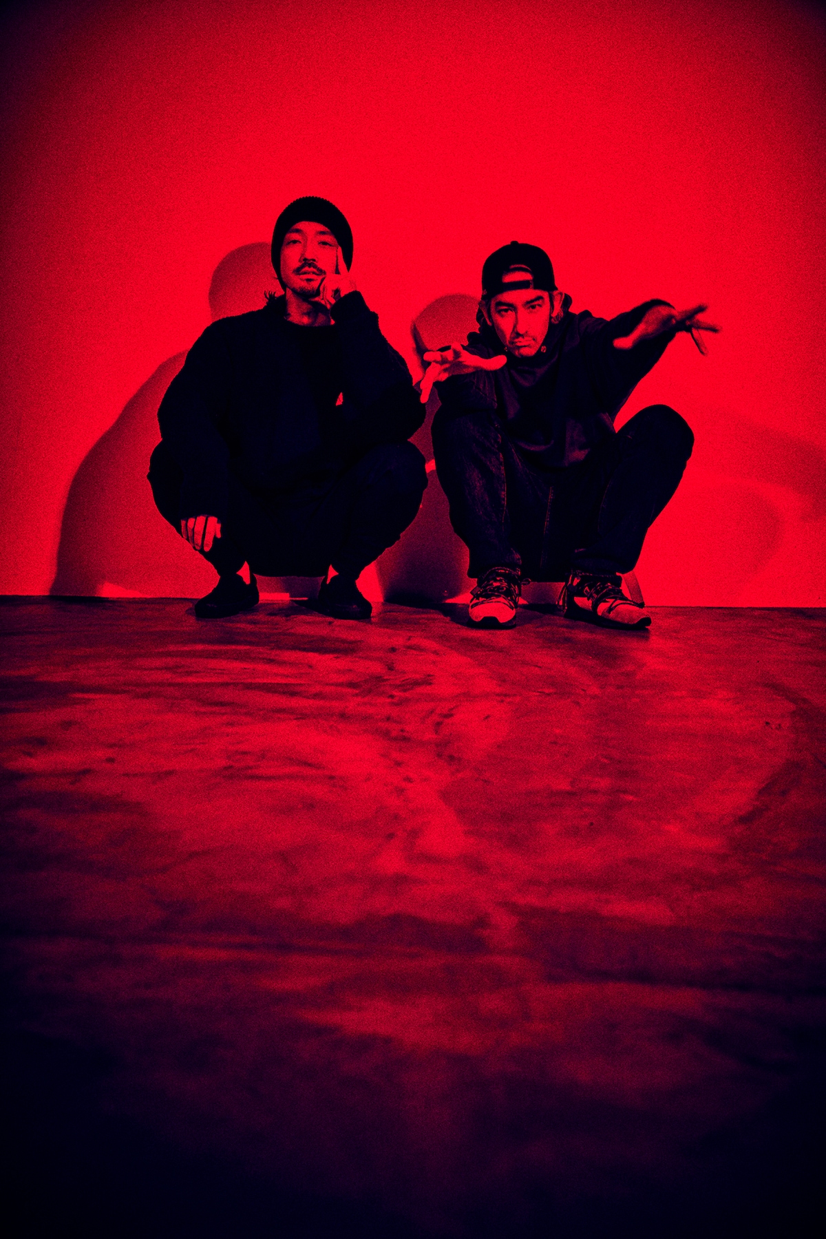 左から金子ノブアキ（Dr）、来門（Vo）。