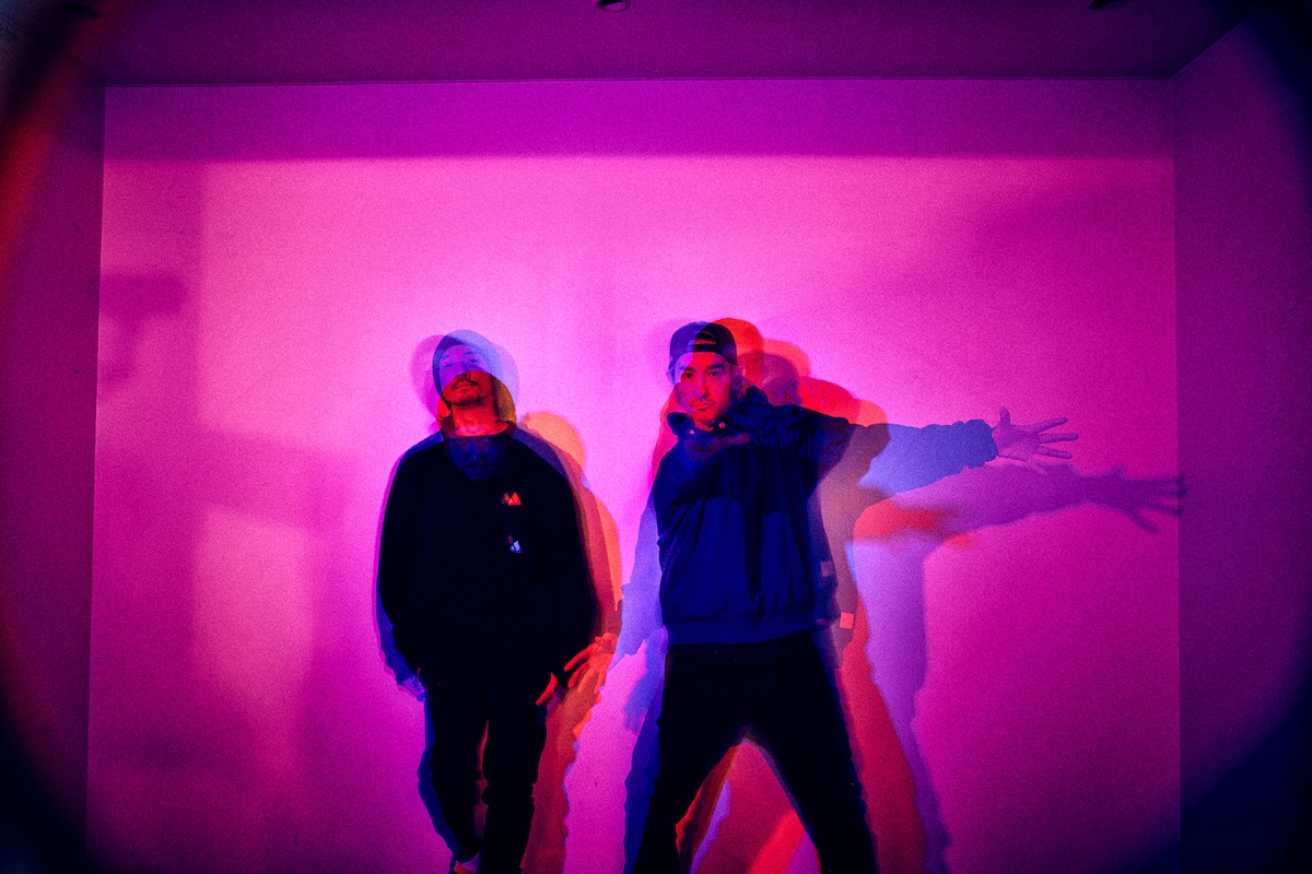 左から金子ノブアキ（Dr）、来門（Vo）。