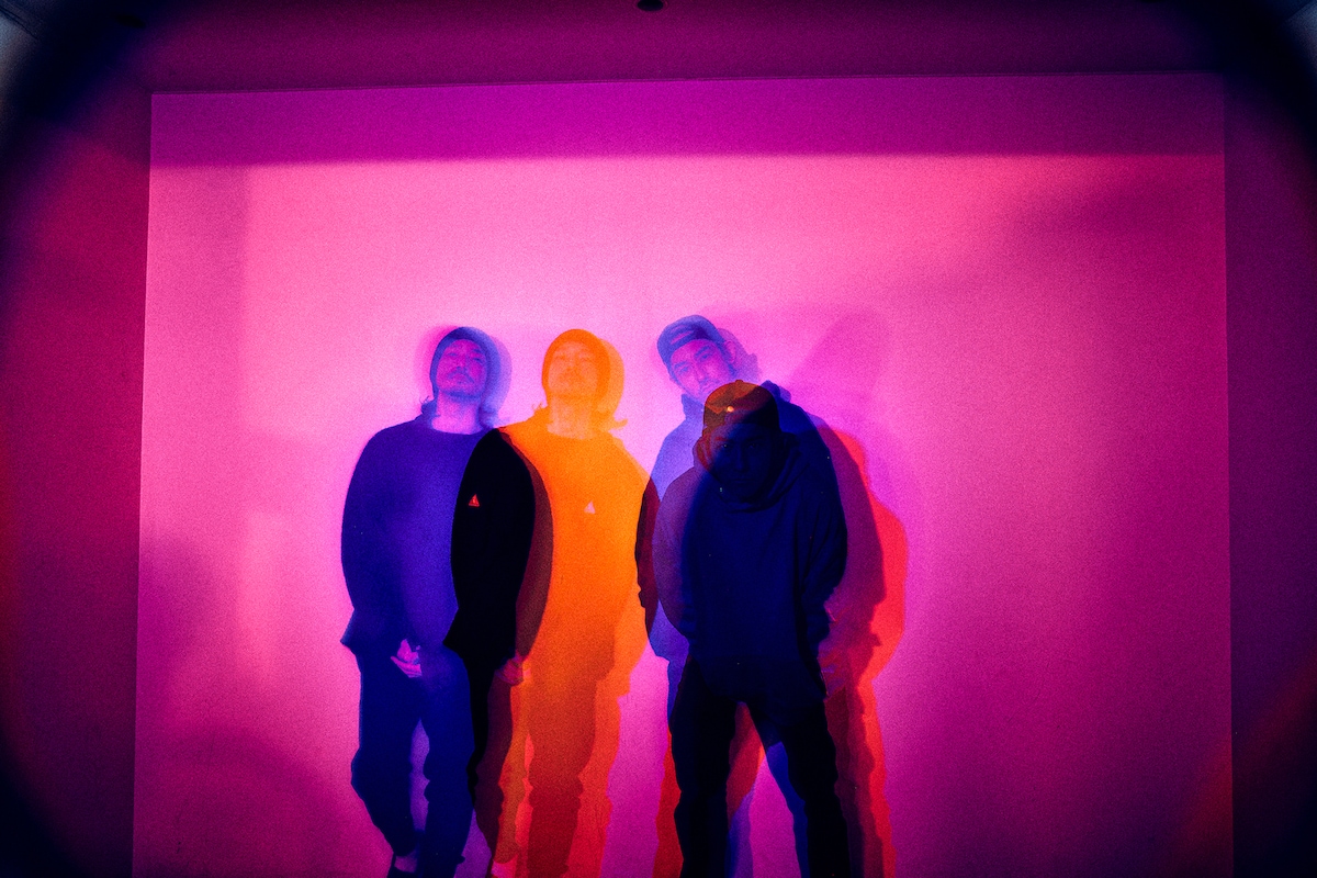 左から金子ノブアキ（Dr）、来門（Vo）。