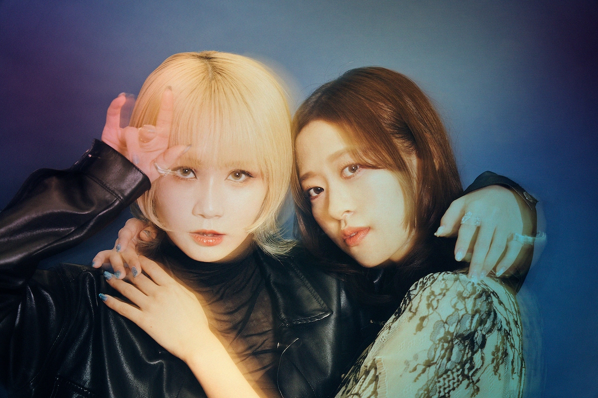 左からReol、小田さくら。