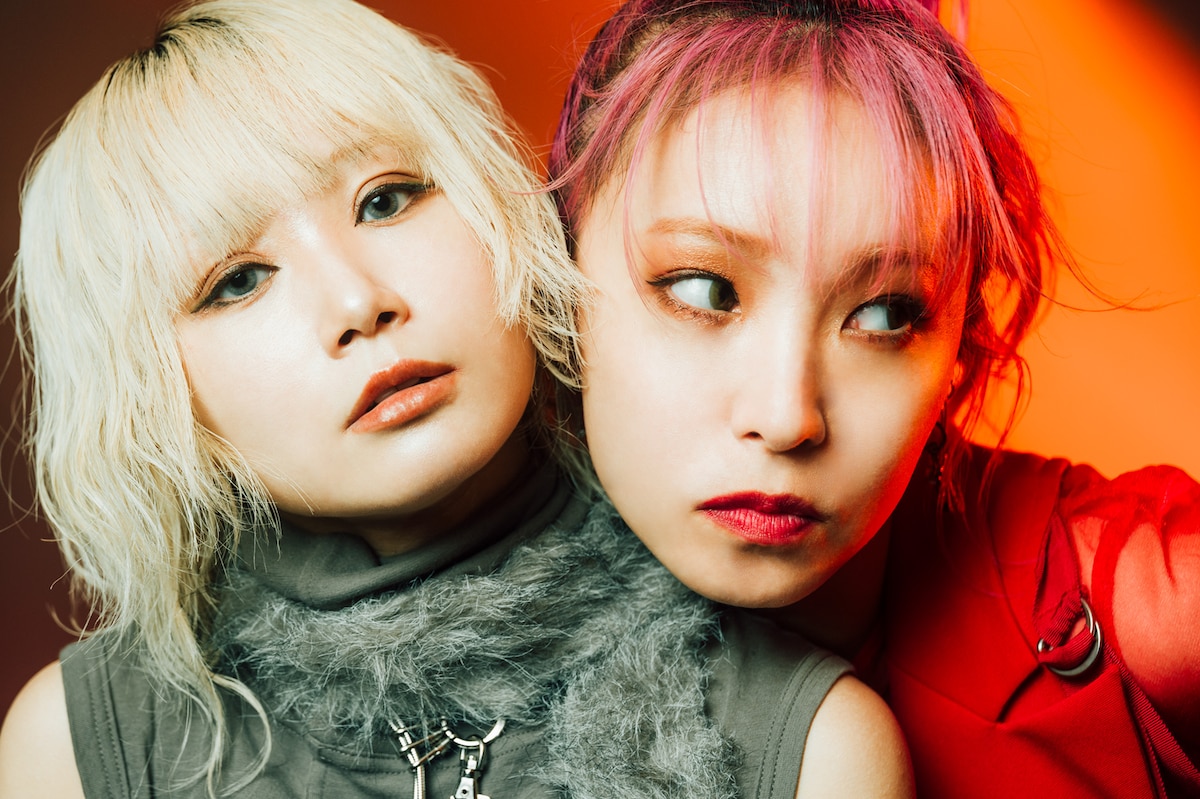 左からReol、LiSA。