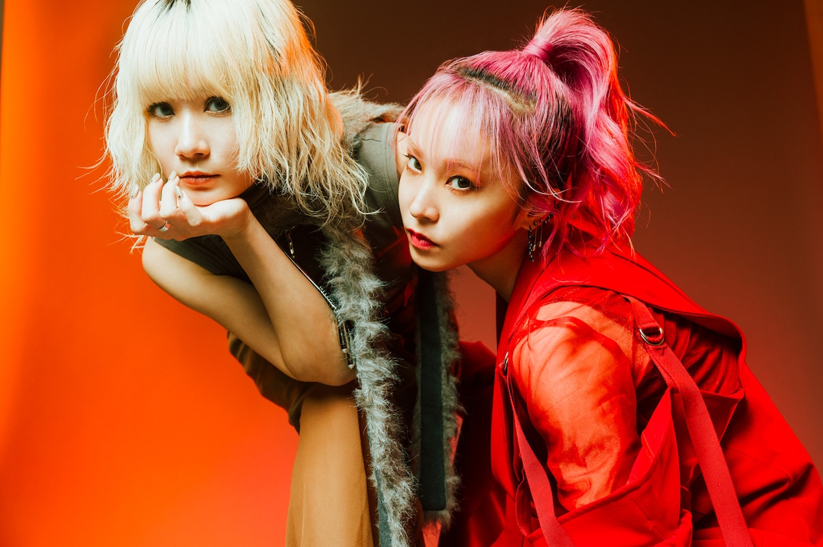 左からReol、LiSA。