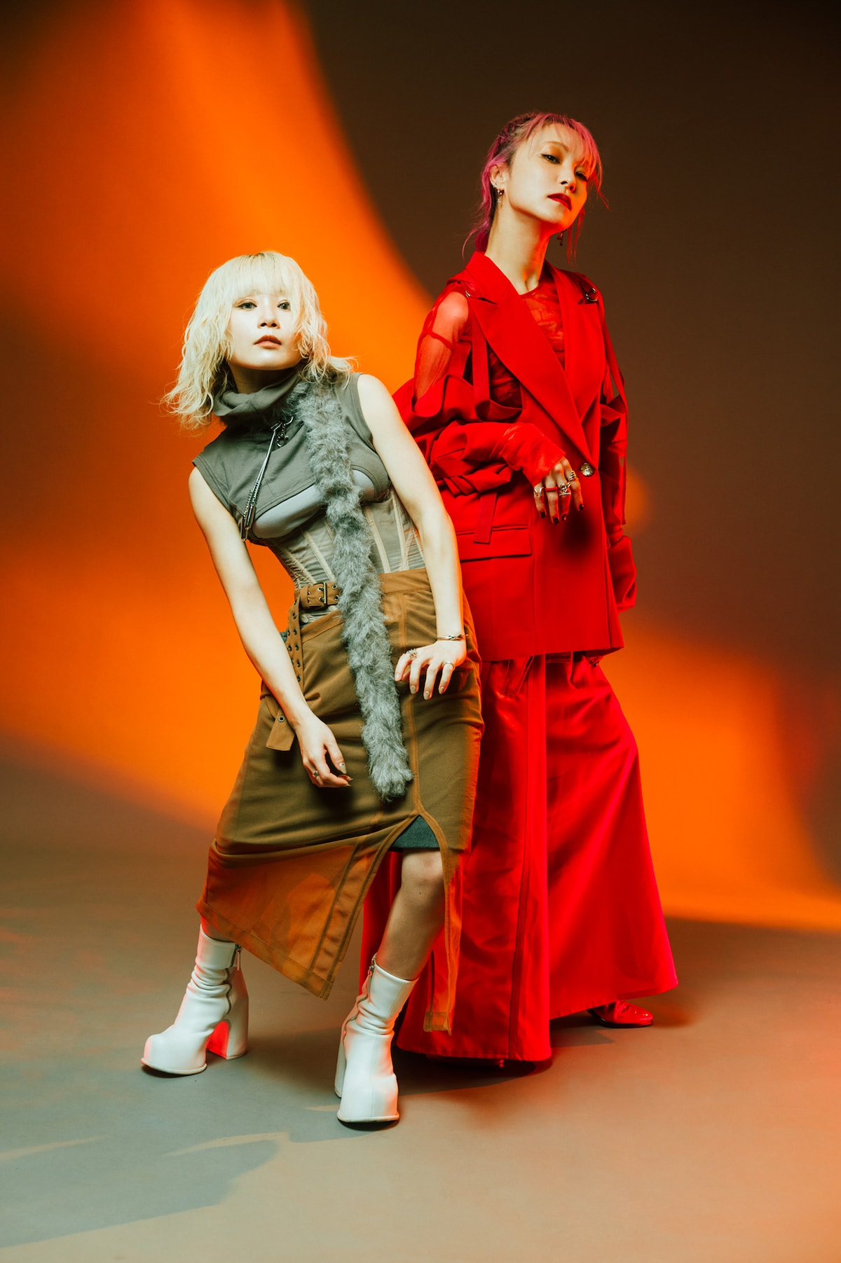 左からReol、LiSA。