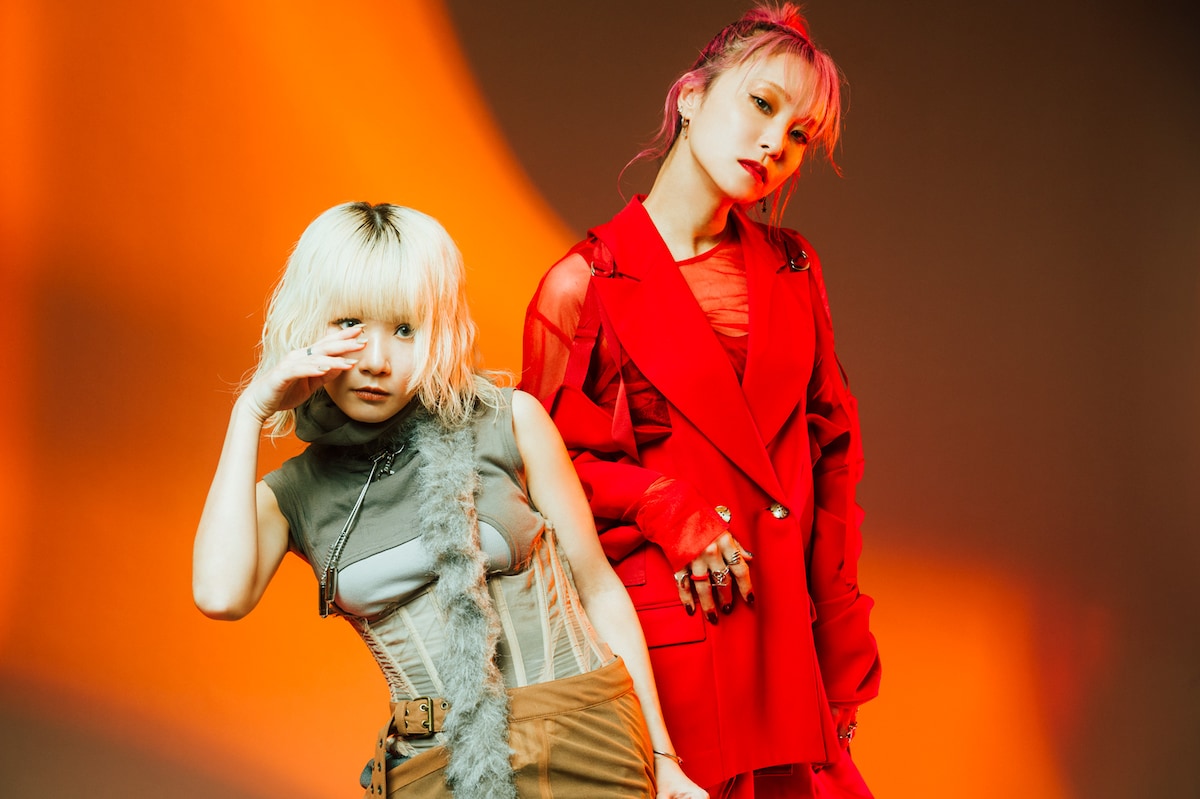 左からReol、LiSA。