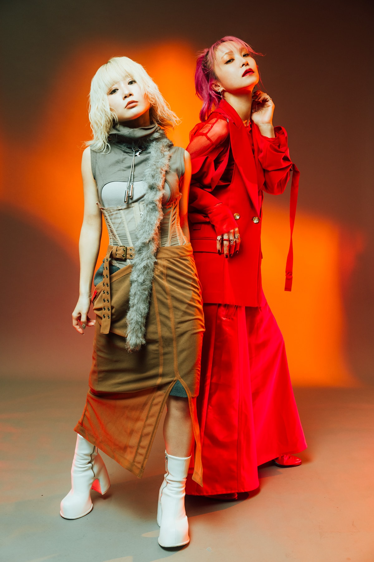 左からReol、LiSA。