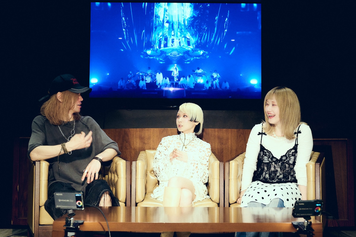 左から二家本亮介、Reol、中川絢音。