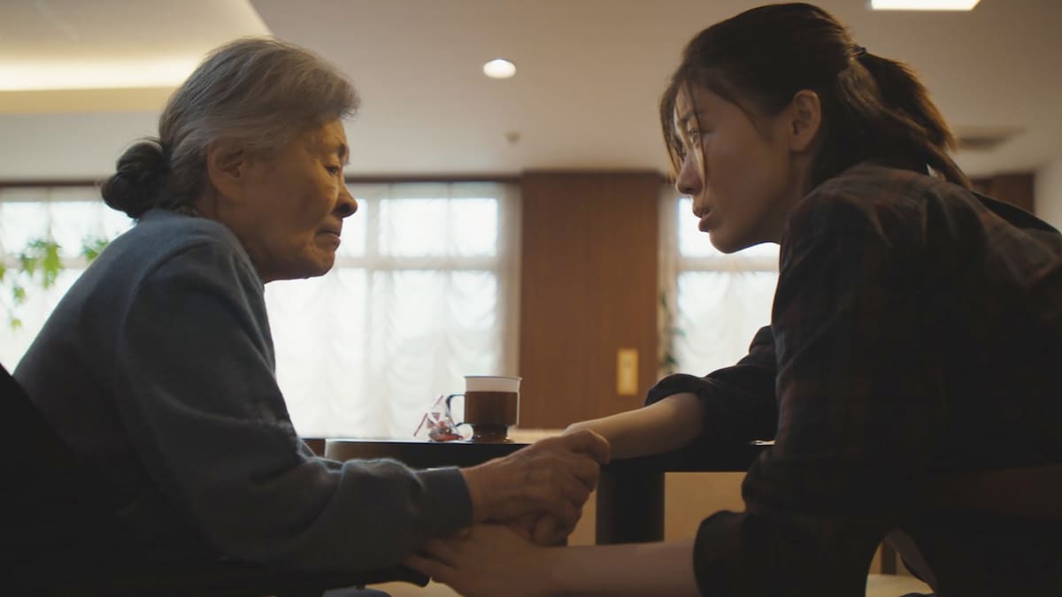 繁子（右）には祖母（左 / 大方斐紗子）を思いやる繊細な一面も。過去には何が？