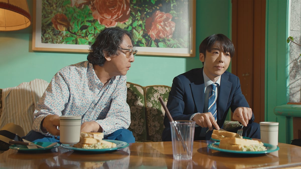 幹夫（右）は、しばしば叔父の大介（左 / 利重剛）と食事をともにする。その優しいまなざしに、思わず本音がこぼれることも