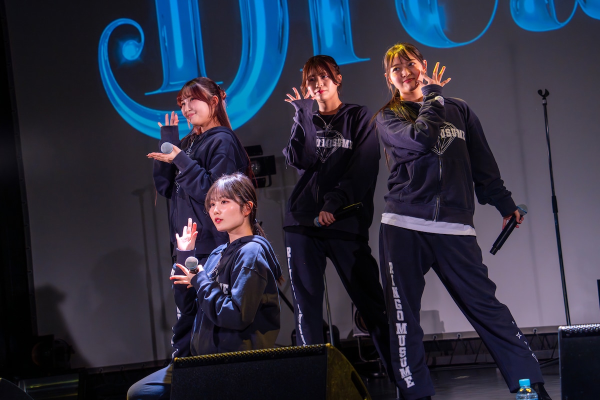 おそろいのパーカーを着てリハーサルに臨むりんご娘。