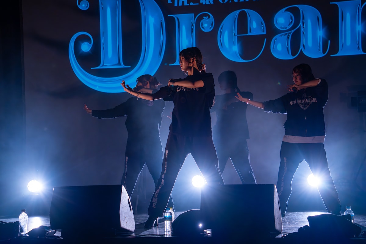 新曲「YAMABUSHI」のパフォーマンスを繰り返し確認するりんご娘。