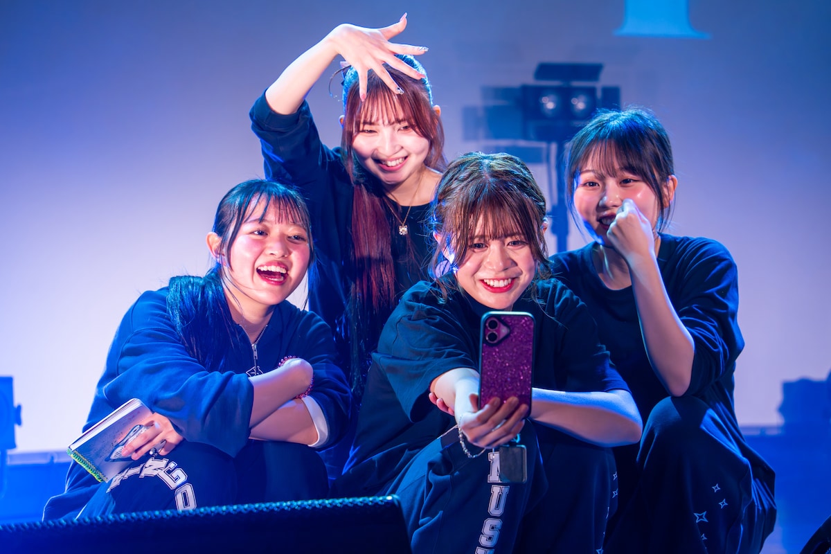 弾けるような笑顔をスマートフォンに向けるりんご娘。