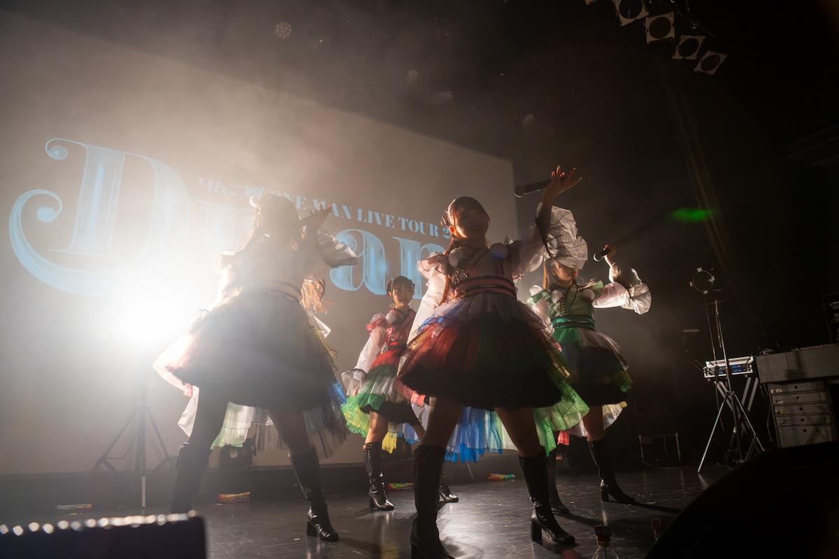 新曲「YAMABUSHI」を初披露するりんご娘。